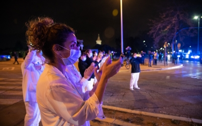 Imatge d'un dels homenatges als sanitaris a les portes del Taulí | Roger Benet